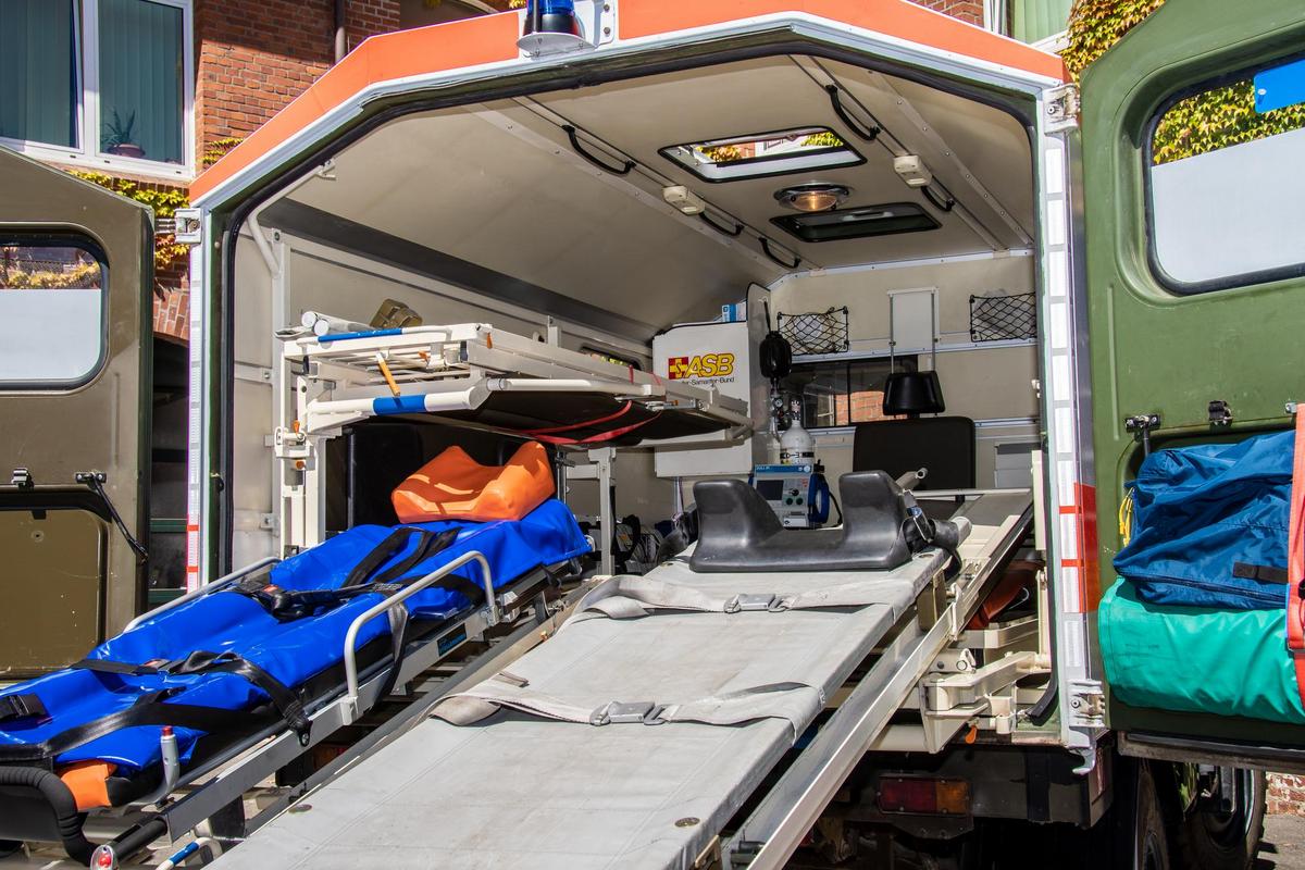 Innen bietet der Unimog Platz für den Transport mehrerer Patient*innen und Patienten (Foto: ASB Bergisch Land, S.M. Heidenreic